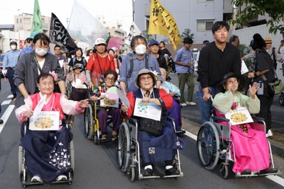 川崎市展開行政代執行,開始移除水沒遊覽船