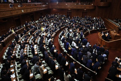 衆院本会議で起立する議員ら＝国会内で2025年8月1日、滝川大貴撮影