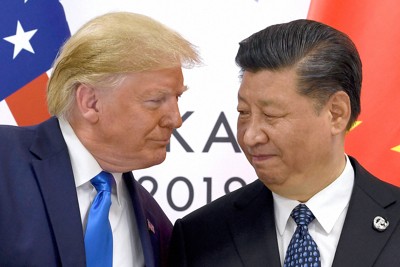 2019年6月の主要20カ国・地域首脳会議（G20サミット）で会談するトランプ米大統領（左）と中国の習近平国家主席＝大阪市で2019年6月29日、AP