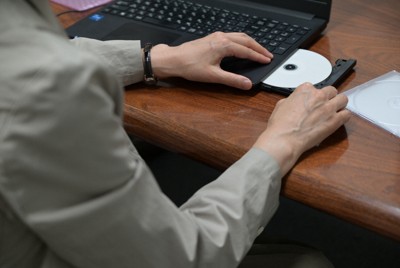 ドライブレコーダーの動画が記録されたDVDをパソコンに入れる交通死亡事故の被害者遺族＝東京都内で2025年9月1日午後2時40分ごろ、菅野蘭撮影