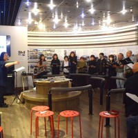 遺構・神戸の壁の展覧会オープニングでは、壁を題材にした曲のコーラスなどが披露された＝神戸市長田区腕塚町5で2025年10月11日午前11時39分、稲田佳代撮影