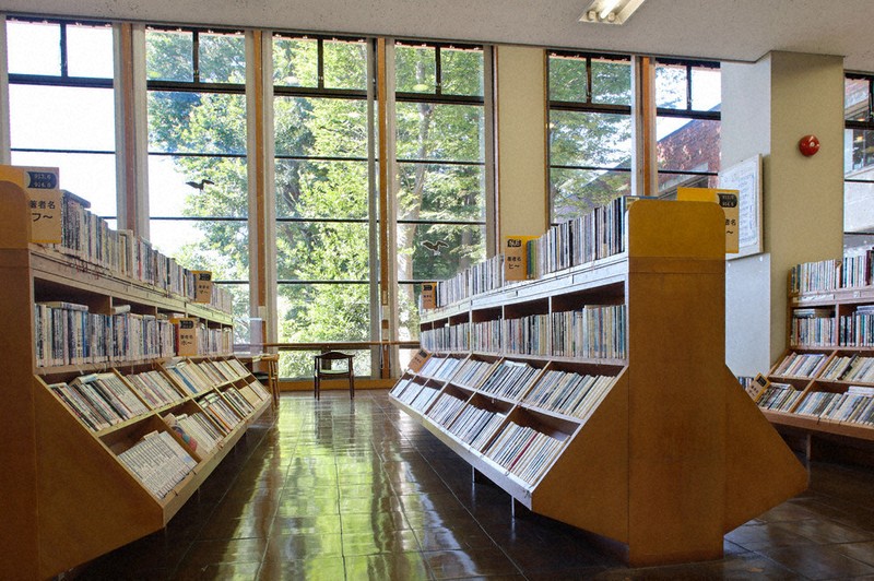 レトロの美：日野市立中央図書館 東京都日野市 歳月経て風合い増して