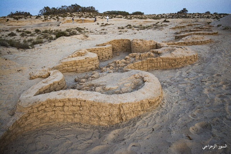 エジプトで3000年以上前の城塞発掘 王の名入り容器やパン焼き窯も