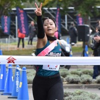 女子1位でフィニッシュする札幌山の手アンカーの渡辺栞弓＝北海道網走市で2025年10月12日午前10時32分、本多竹志撮影