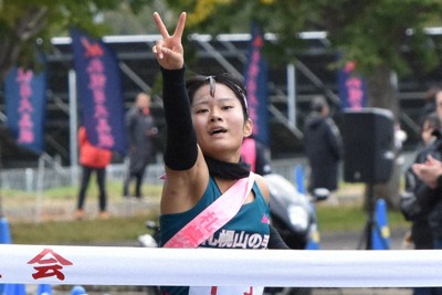 2025全国高校駅伝　出場決めた喜びのフィニッシュシーン（女子）