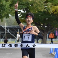 男子1位でフィニッシュする札幌山の手の増田優太朗＝北海道網走市で2025年10月12日午後1時28分、本多竹志撮影