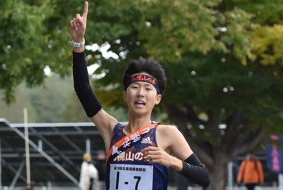 男子1位でフィニッシュする札幌山の手の増田優太朗＝北海道網走市で2025年10月12日午後1時28分、本多竹志撮影