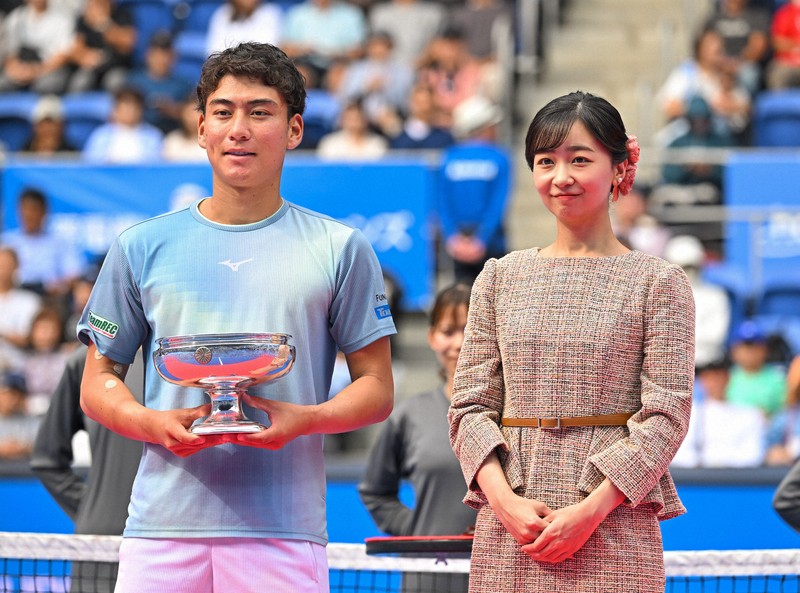 秋篠宮家の次女佳子さまが天皇杯授与 全日本テニス選手権 [写真特集1/6