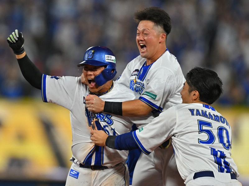 蝦名のサヨナラ打でDeNAが巨人に勝利 プロ野球セ・リーグCS第2戦 [写真