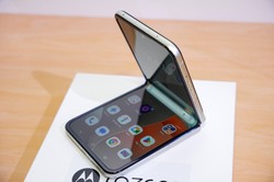 モトローラの縦折りスマホ「razr 60」＝記事中の写真はすべて筆者撮影