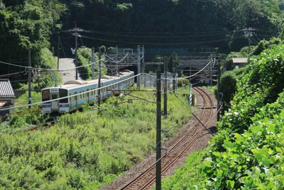 下関駅を出て門司へ向けて下り線のトンネルに入っていく車両＝山口県下関市で2025年10月6日午後0時19分、反田昌平撮影