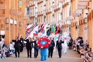 万博　パレードフラッグ　一枚 全部で4枚あります。 万博でフラッグパレード 参加国の国旗持ち350人が会場を行進 | 毎日新聞