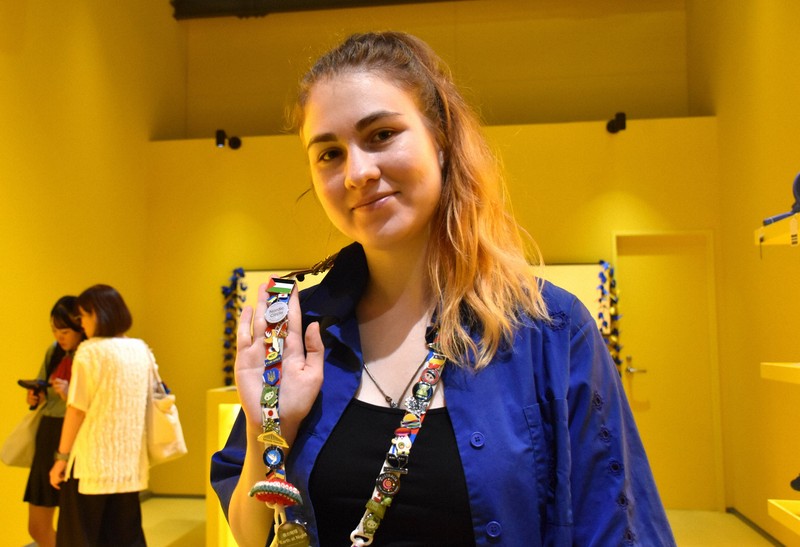 これぞ万博」 静かに広がったピンバッジ交換ブーム 連帯示す | 毎日新聞