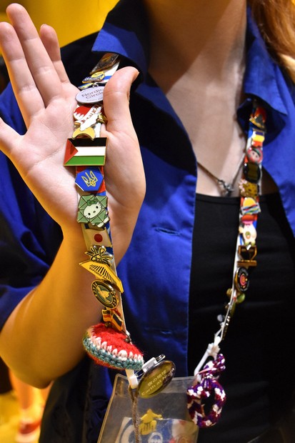 これぞ万博」 静かに広がったピンバッジ交換ブーム 連帯示す | 毎日新聞