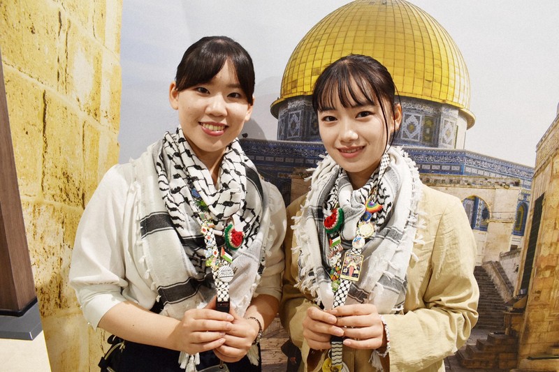 これぞ万博」 静かに広がったピンバッジ交換ブーム 連帯示す | 毎日新聞