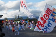 万博でフラッグパレード 参加国の国旗持ち350人が会場を行進