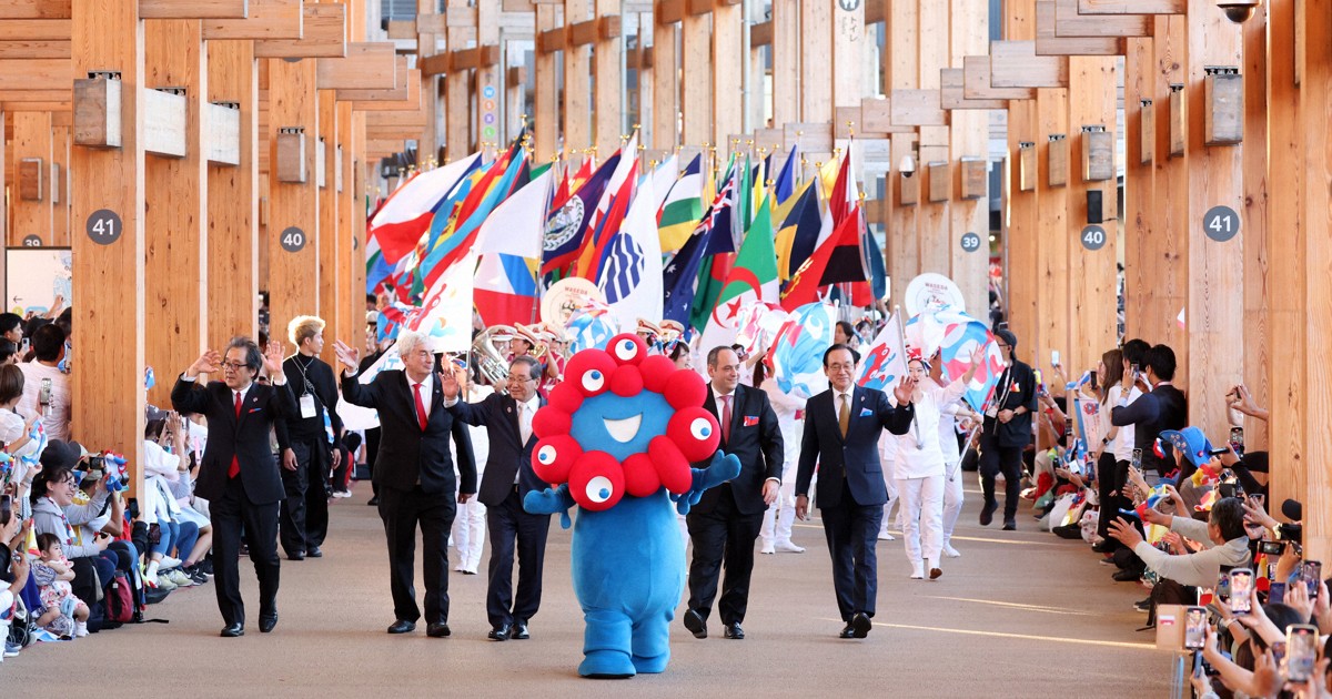 万博でフラッグパレード 参加国の国旗持ち350人が会場を行進