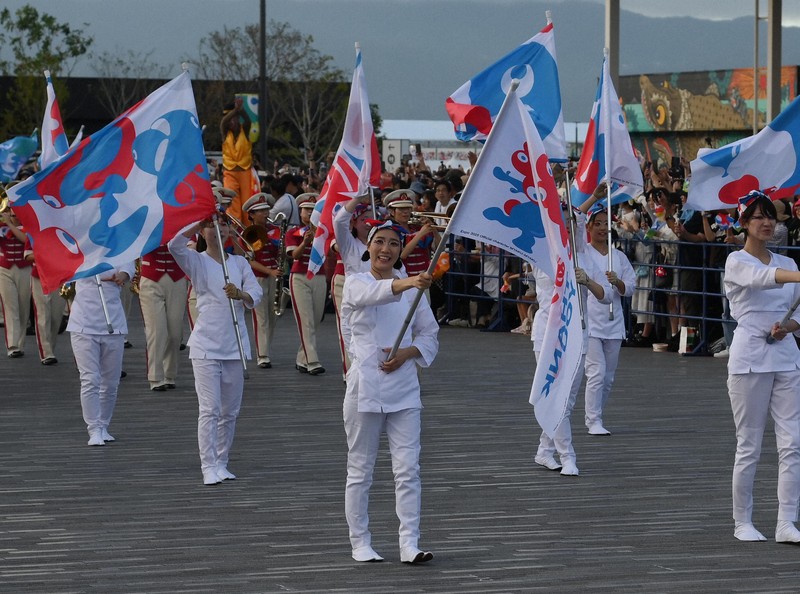 万博　パレードフラッグ　一枚 全部で4枚あります。 万博閉幕日に「フラッグパレード」 さよならはつらいけど…万国旗、場内