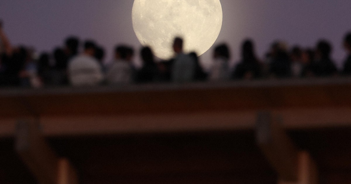 Easy Japanese news in translation: Beautiful harvest moon seen at Osaka Expo site