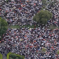 参院選の選挙戦最終日、候補者らの街頭演説に集まった大勢の人たち＝東京都港区で2025年7月19日、本社ヘリから撮影