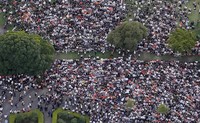 参院選の選挙戦最終日、候補者らの街頭演説に集まった大勢の人たち＝東京都港区で2025年7月19日、本社ヘリから撮影