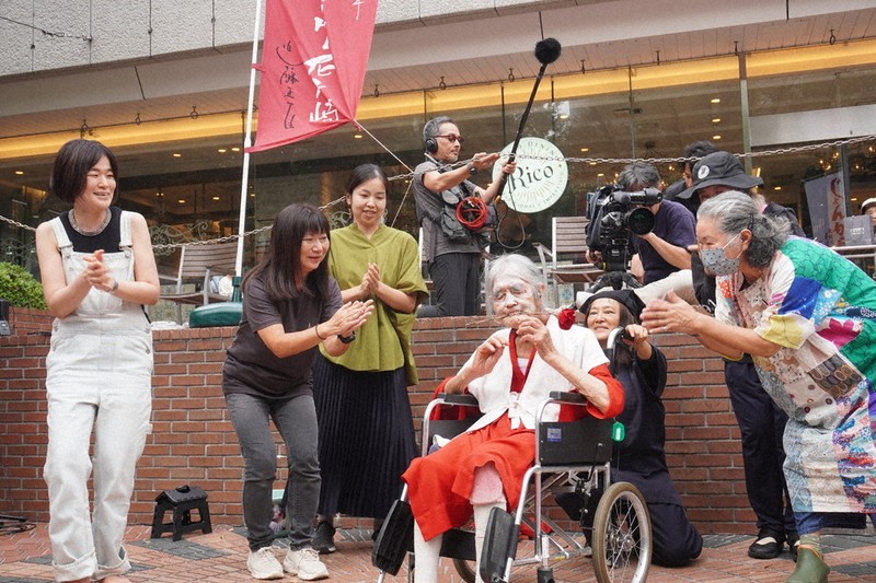 伝説の大道芸人、魅せる ギリヤーク尼ケ崎さん 95歳 水かぶり観客