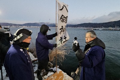 御神渡りの湖面観察の様子。厳寒期なのに湖面は氷すらなくさざ波が立つ＝長野県諏訪市豊田の湖岸で2025年1月30日、宮坂一則撮影
