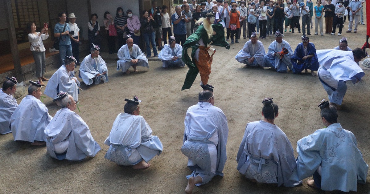 えびす様」ジャンプ披露 古沢厳島神社で秋祭り神事 九度山 ／和歌山