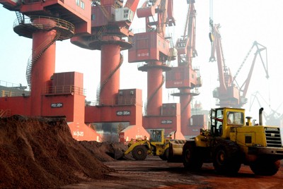 中国・連雲港でのレアアース運搬作業＝江蘇省で2010年10月31日、ロイター