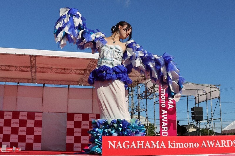 創作着物 華麗なる競演 YOSHIKIさん「感銘を」 長浜でコンテスト