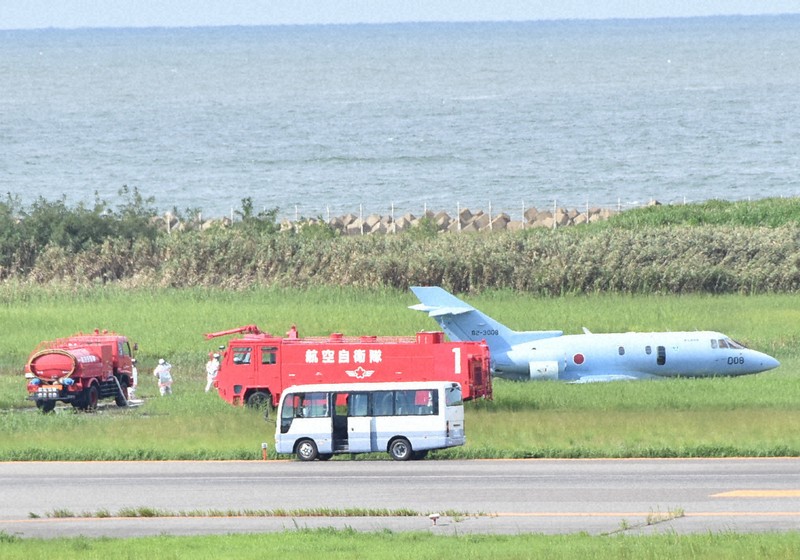 空自の救難捜索機、車輪出さずに滑走路逸脱 人的要因か 新潟で9月