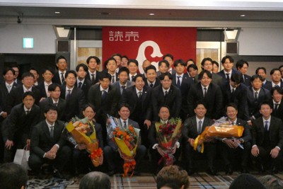 長野久義選手（前列右から4人目）の引退記者会見には数十人の仲間たちが駆けつけた＝東京都内で2025年10月14日午後4時36分、岸本悠撮影