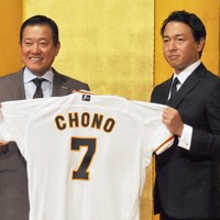 広島から巨人に復帰した長野久義（右）と原辰徳監督＝東京都内で2022年11月15日、角田直哉撮影