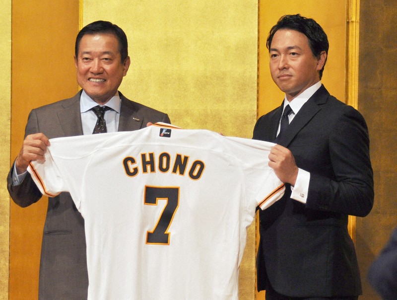 広島から巨人に復帰した長野久義（右）と原辰徳監督＝東京都内で2022年11月15日、角田直哉撮影