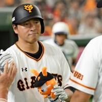 【巨人－中日】二回裏巨人2死、右越えに同点の本塁打を放ち、ベンチで迎えられる長野＝東京ドームで2017年8月5日、渡部直樹撮影