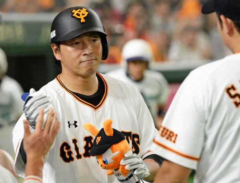 【巨人－中日】二回裏巨人2死、右越えに同点の本塁打を放ち、ベンチで迎えられる長野＝東京ドームで2017年8月5日、渡部直樹撮影