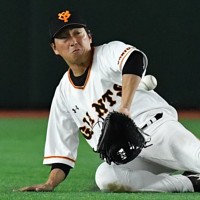 【巨人－中日】七回表中日無死、平田の打球を好捕する巨人の長野＝東京ドームで2018年5月13日、渡部直樹撮影