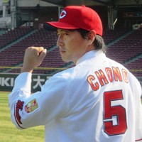 広島のユニホームに袖を通した長野＝広島・マツダスタジアムで2019年1月23日、村社拓信撮影