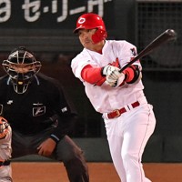 【広島－巨人】七回裏広島無死、長野が右越えに本塁打を放つ＝マツダスタジアムで2020年11月4日、山田尚弘撮影