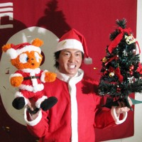 サンタクロース姿で年俸大幅アップを喜ぶ巨人の長野久義＝東京都内の球団事務所で2011年12月22日、立松敏幸撮影