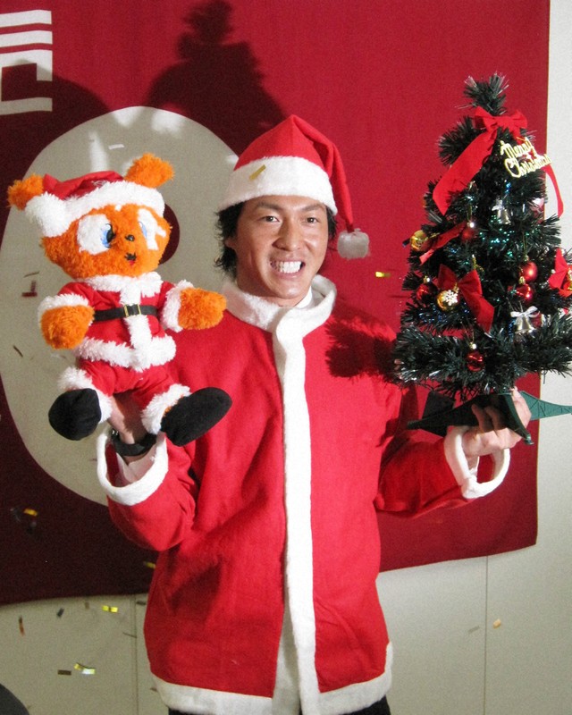 サンタクロース姿で年俸大幅アップを喜ぶ巨人の長野久義＝東京都内の球団事務所で2011年12月22日、立松敏幸撮影