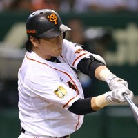 日本シリーズ第4戦【巨人6－5楽天】五回裏巨人1死一、二塁、長野久義が左中間に逆転の2点適時二塁打を放つ＝東京ドームで2013年10月30日、後藤由耶撮影