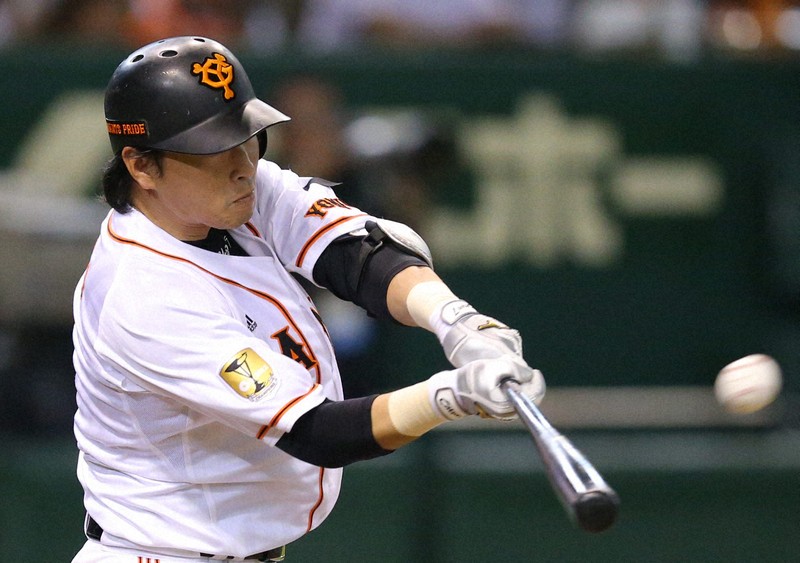 日本シリーズ第4戦【巨人6－5楽天】五回裏巨人1死一、二塁、長野久義が左中間に逆転の2点適時二塁打を放つ＝東京ドームで2013年10月30日、後藤由耶撮影
