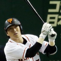 日本シリーズ第6戦【巨人4－3日本ハム】二回裏巨人2死、長野久義が左中間本塁打を放つ＝東京ドームで2012年11月3日、貝塚太一撮影