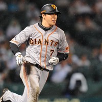 【阪神－巨人】十二回表巨人1死一、二塁、長野が右越え本塁打を放つ＝阪神甲子園球場で2010年7月13日、大西岳彦撮影