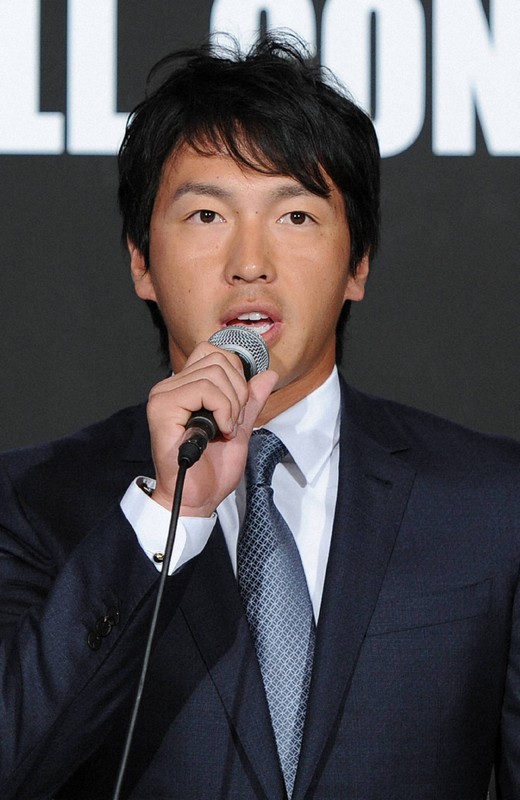 セ・リーグの最優秀新人に選ばれた巨人の長野久義＝東京都港区で2010年11月18日、久保玲撮影