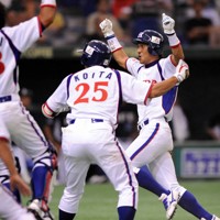 第79回都市対抗野球の準々決勝【福山市・倉敷市（JFE西日本）2－3狭山市（ホンダ）】九回裏狭山市1死一塁、多幡雄一の投前バントが一塁悪送球となり、一塁走者の長野久義（右端）がサヨナラのホームを踏む＝東京ドームで2008年9月7日、金澤稔撮影