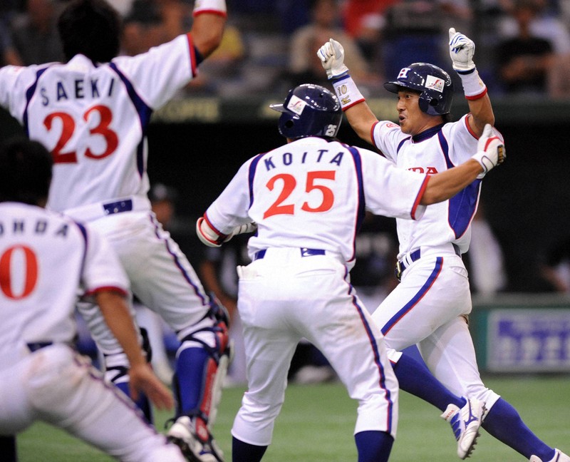 第79回都市対抗野球の準々決勝【福山市・倉敷市（JFE西日本）2－3狭山市（ホンダ）】九回裏狭山市1死一塁、多幡雄一の投前バントが一塁悪送球となり、一塁走者の長野久義（右端）がサヨナラのホームを踏む＝東京ドームで2008年9月7日、金澤稔撮影