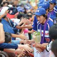 【第80回都市対抗野球】Hondaの優勝報告会に詰め掛けた人たちと握手する、長野久義ら＝埼玉県狭山市で2009年10月3日、馬場理沙撮影