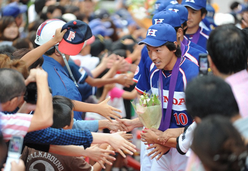 【第80回都市対抗野球】Hondaの優勝報告会に詰め掛けた人たちと握手する、長野久義ら＝埼玉県狭山市で2009年10月3日、馬場理沙撮影